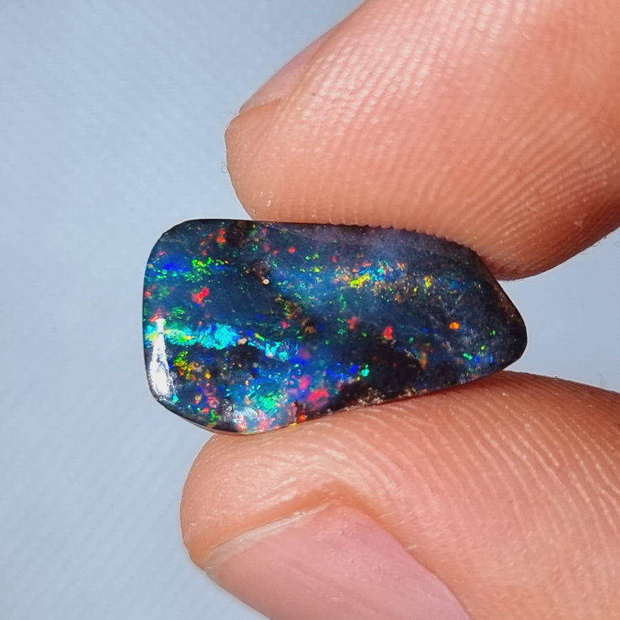 5.60 Ct Farbintensiver freiform Boulder Opal