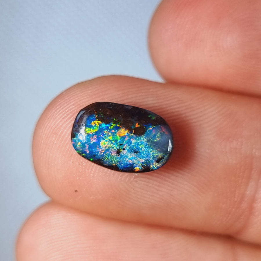 3.75 Ct Ovaler mehrfarbiger Boulder Opal