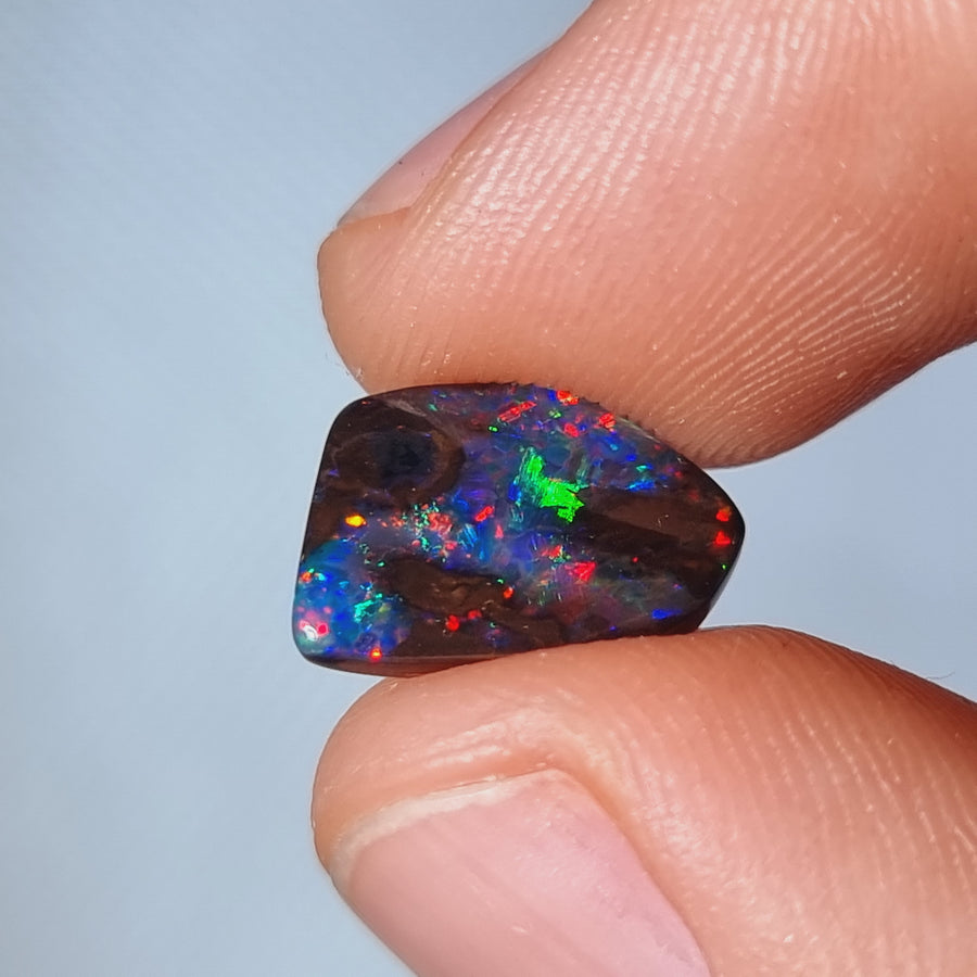 4.15 Ct freiform Rot-Grün strahlender Boulder Opal