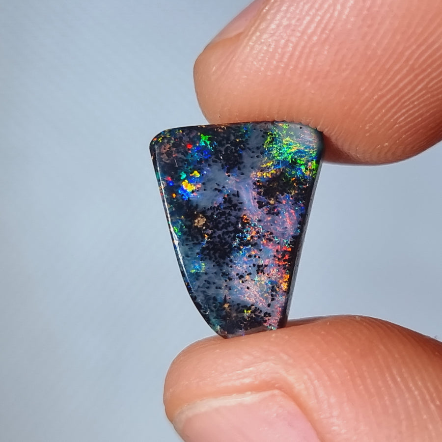 7.35 Ct mehrfarbiger freiform Boulder Opal