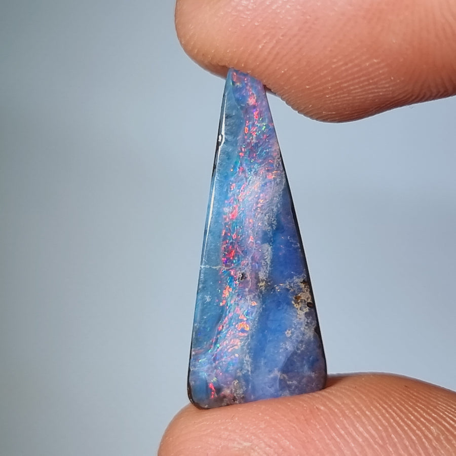 7.15 Ct Keilform Rot-Blauer Boulder Opal