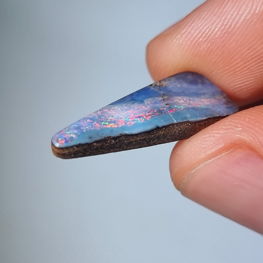 7.15 Ct Keilform Rot-Blauer Boulder Opal