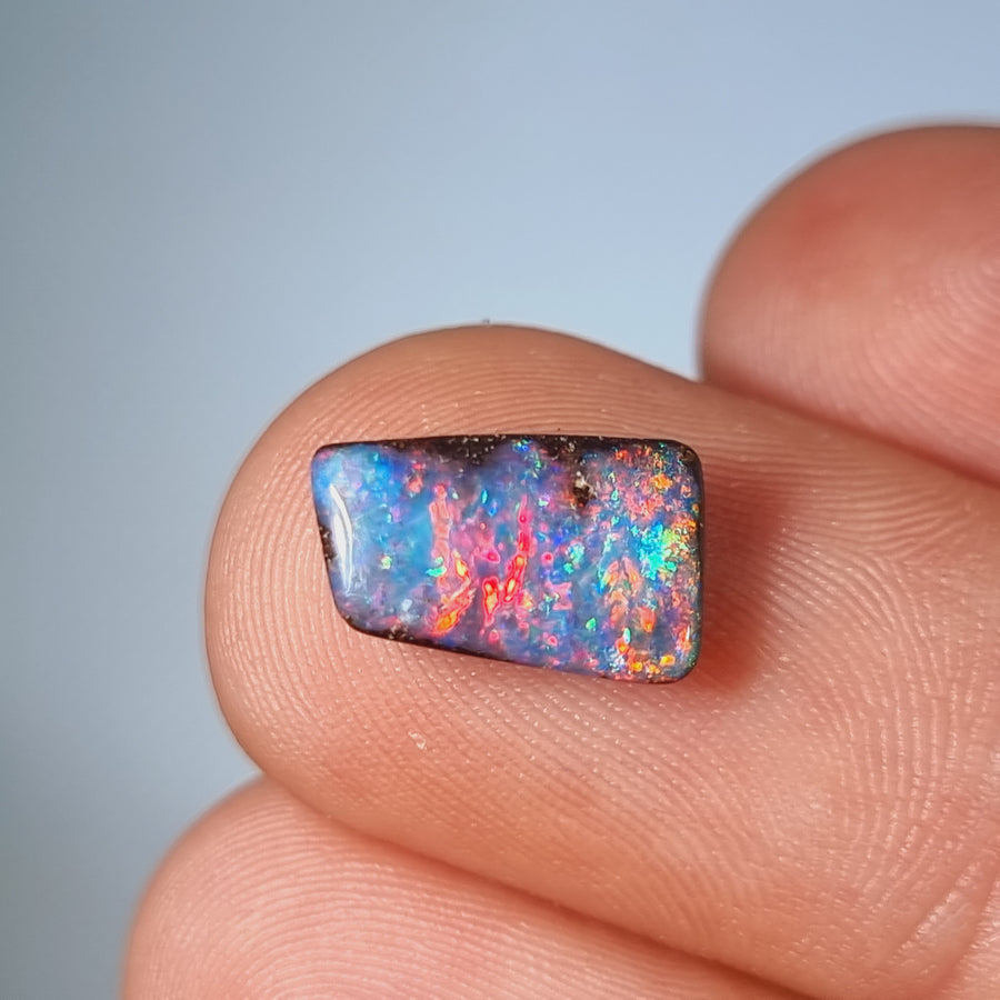 3.60 Ct Farbintensiver Rot-Violetter Boulder Opal