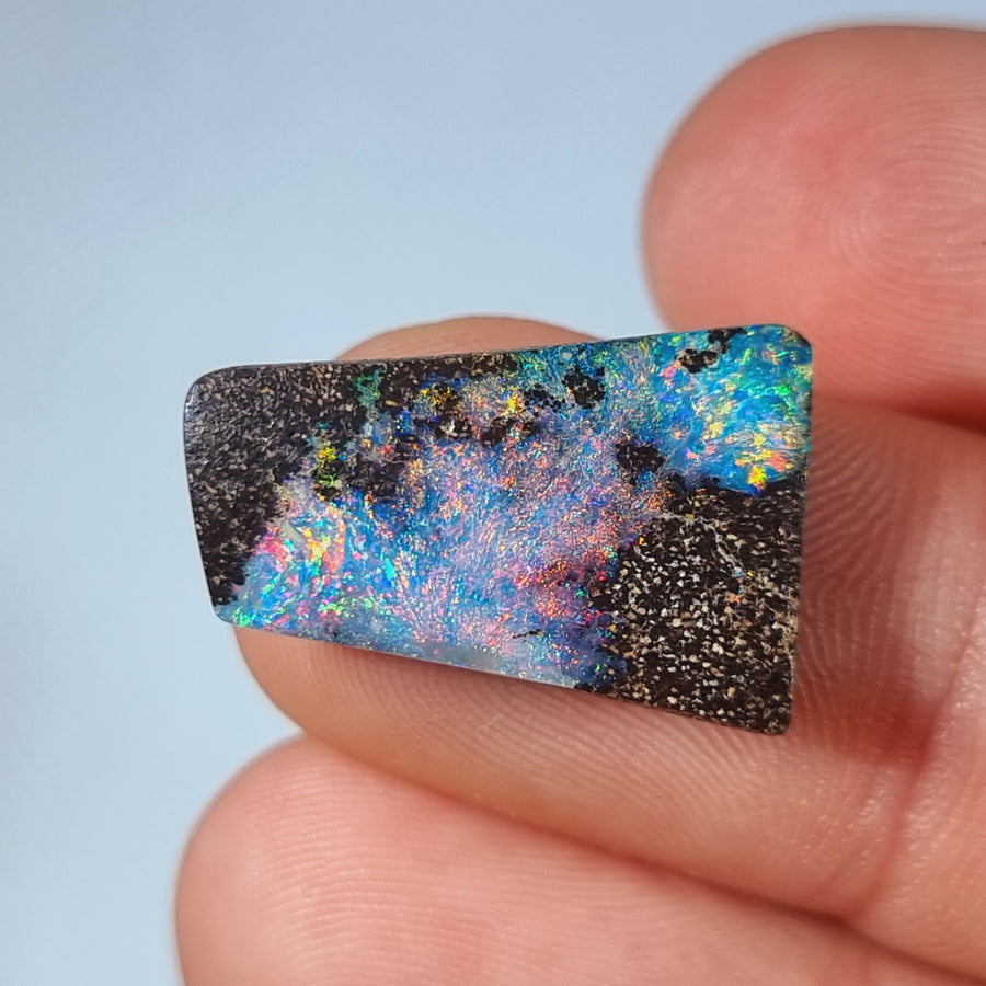14.50 Ct großer mehrfarbiger Boulder Opal