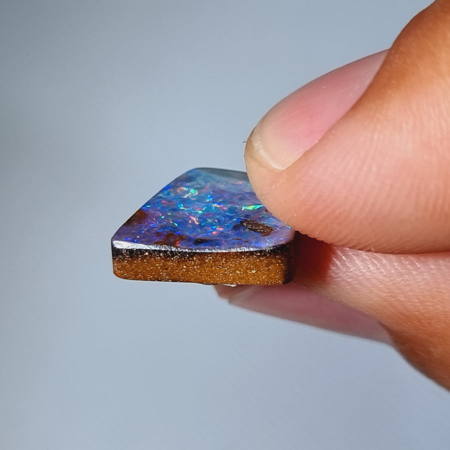 5.65 Ct mehrfarbiger eckiger Boulder Opal