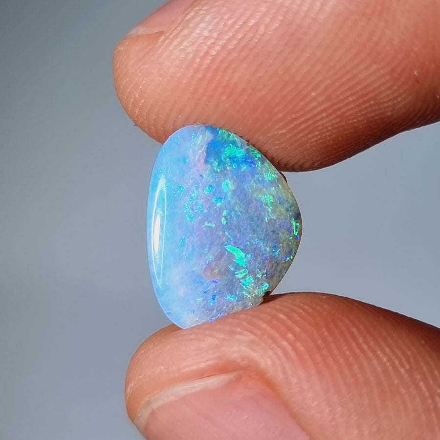 3.65 Ct kleiner blau-grüner Boulder Opal