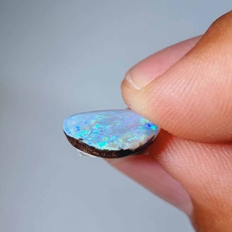 3.65 Ct kleiner blau-grüner Boulder Opal