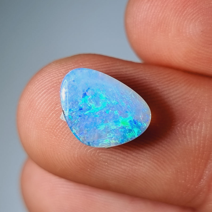 3.65 Ct kleiner blau-grüner Boulder Opal