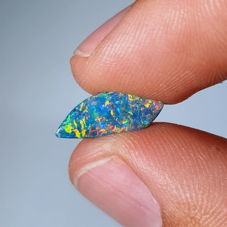 1,70 Ct intensiver mehrfarbiger kleiner Boulder Opal
