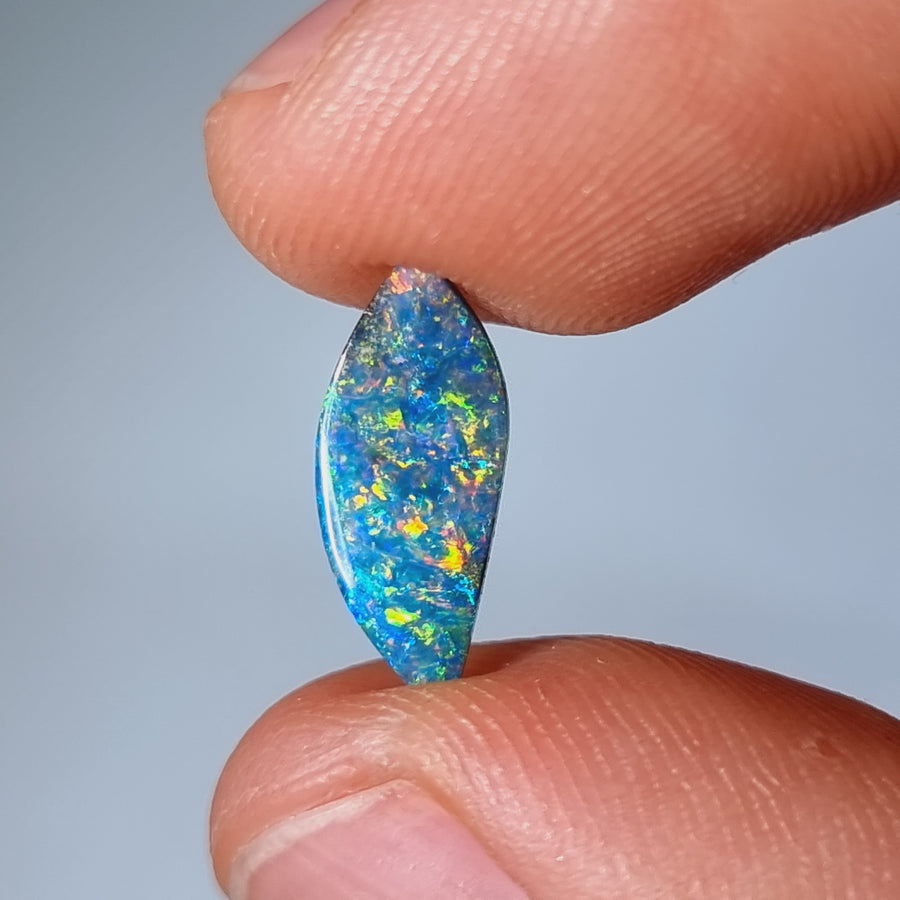1,70 Ct intensiver mehrfarbiger kleiner Boulder Opal
