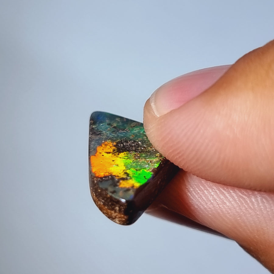 10.00 Ct mehrfarbiger leuchtender Boulder Opal
