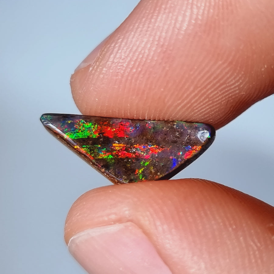 2,65 Ct mehrfarbiger freiform Boulder Opal