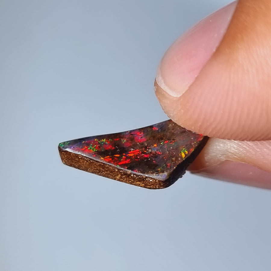2,65 Ct mehrfarbiger freiform Boulder Opal