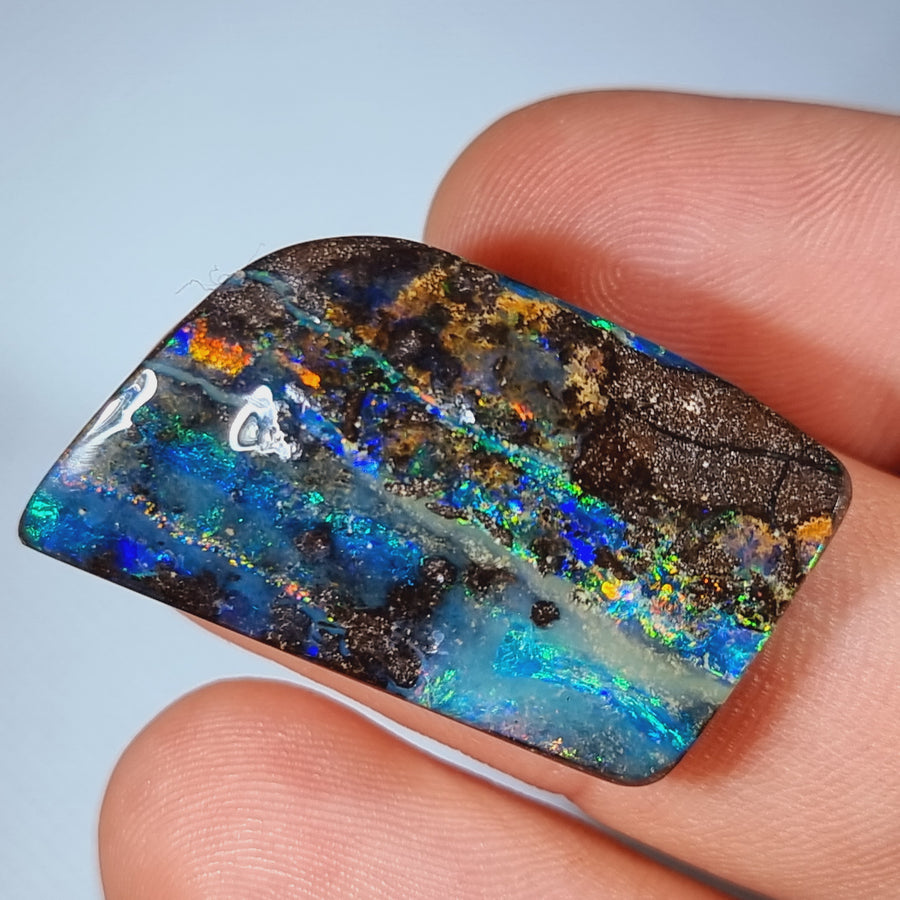 50.80 Ct großer mehrfarbiger Boulder Opal