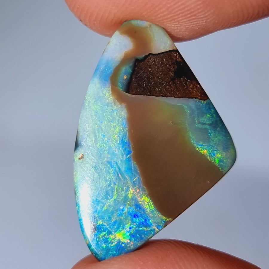 21.90 Ct großer mehrfarbiger Boulder Opal