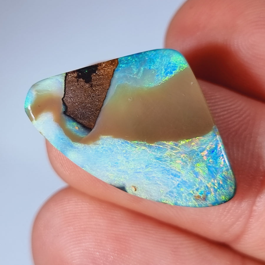 21.90 Ct großer mehrfarbiger Boulder Opal