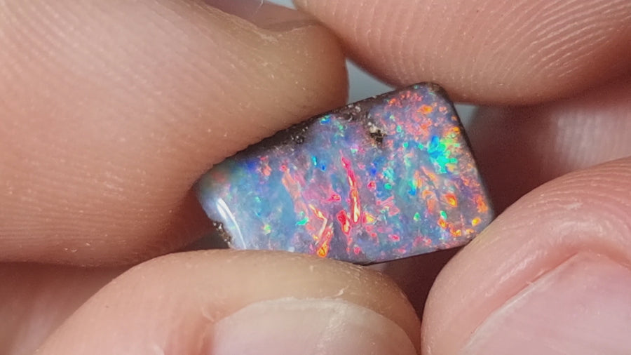 3.60 Ct Farbintensiver Rot-Violetter Boulder Opal