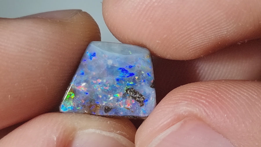 5.65 Ct mehrfarbiger eckiger Boulder Opal