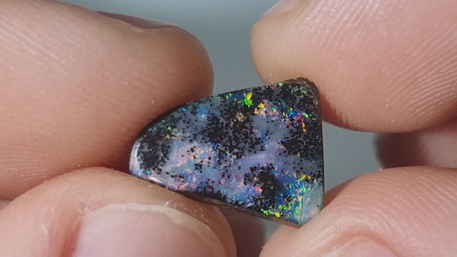 7.35 Ct mehrfarbiger freiform Boulder Opal