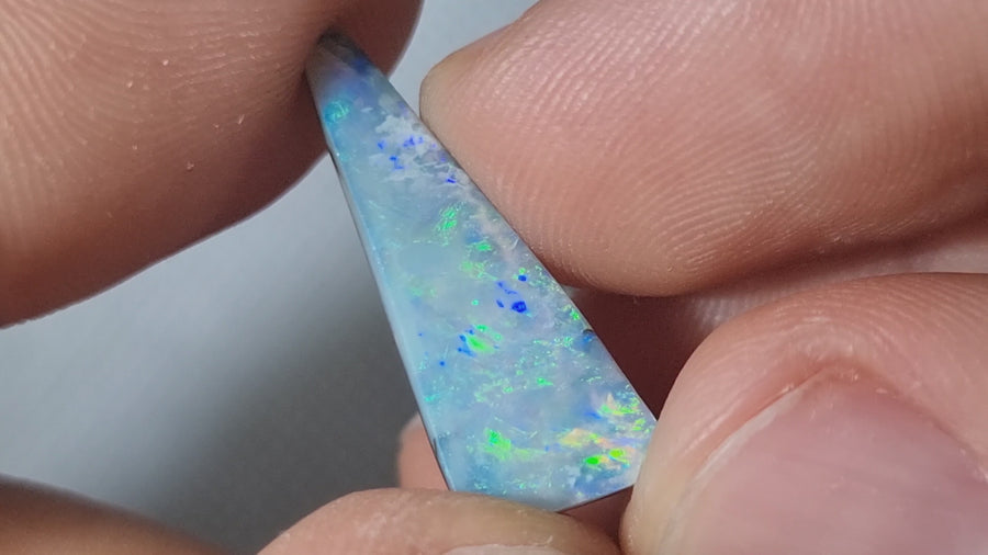 5.25 Ct Keilförmiger Blau-Gelb-Grüner Boulder Opal