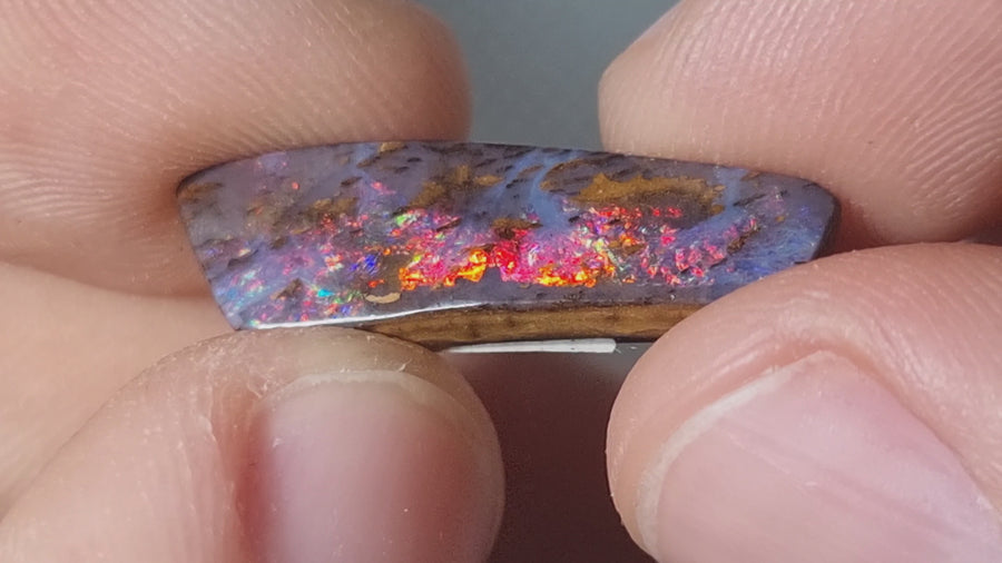10.00 Ct Intensiv Rot leuchtender Boulder Opal