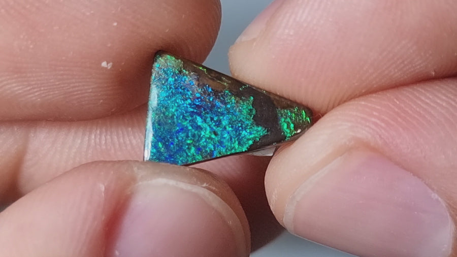 5.75 Ct kleiner Grün-Blauer Boulder Opal