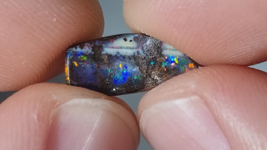 3.80 Ct mehrfarbiger leuchtender Boulder Opal