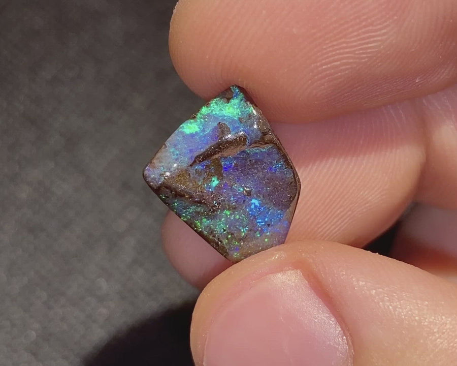 7.40 Ct freiform Blau-Grüner Boulder Opal