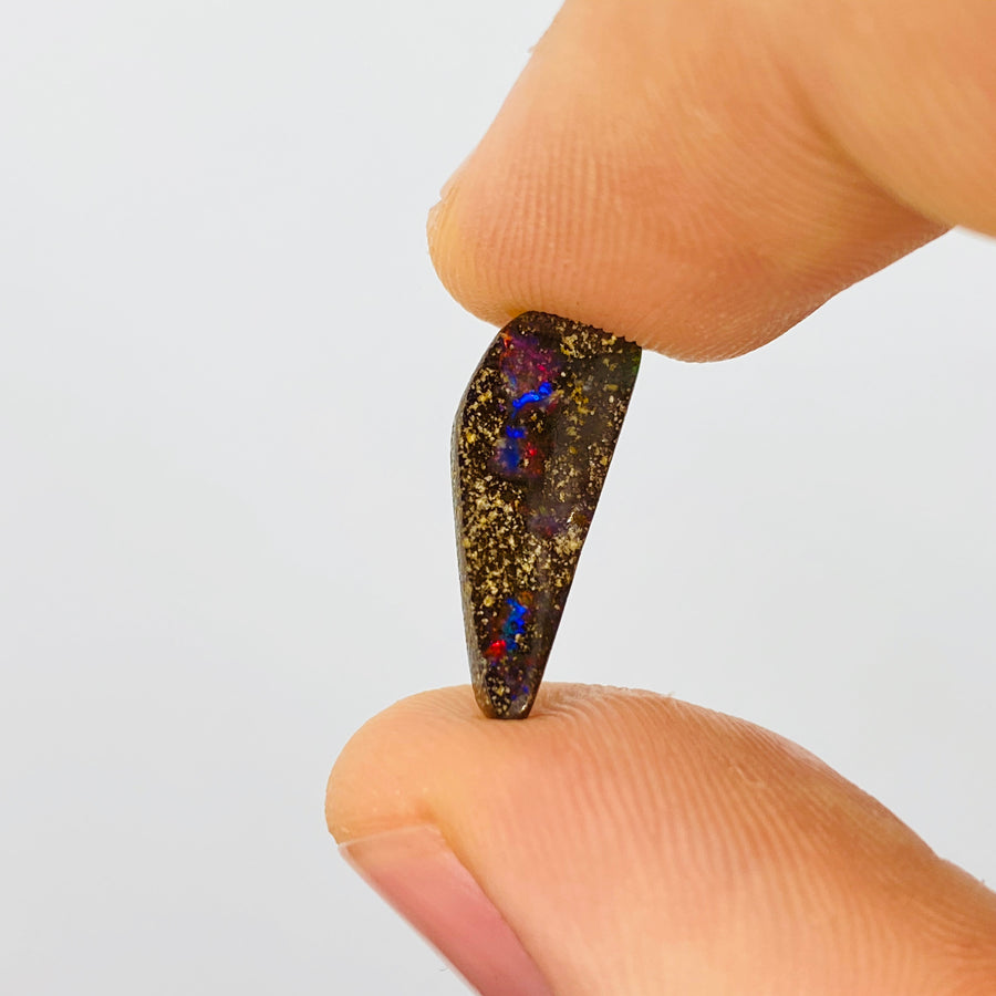 3.50 Ct freiform Rot-Blau Boulder Opal