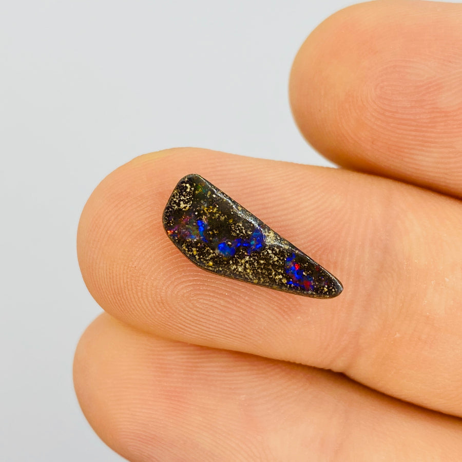 3.50 Ct freiform Rot-Blau Boulder Opal