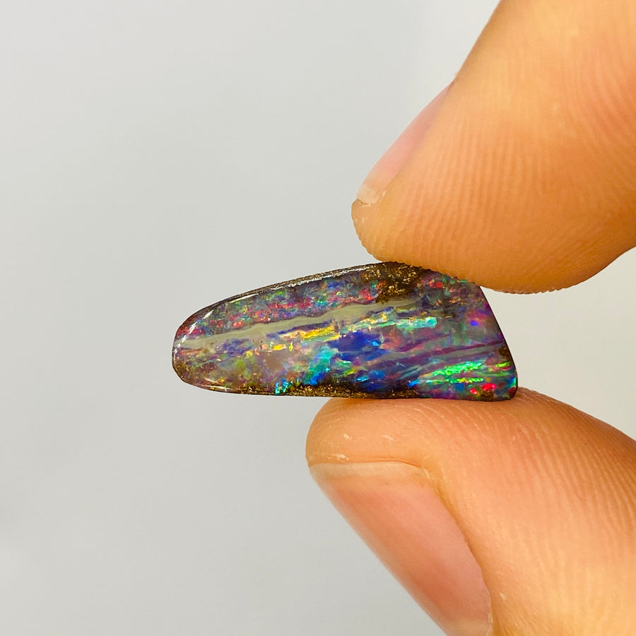 3.15 Ct Farbintensiver Pink-Violetter Regenbogen Boulder Opal