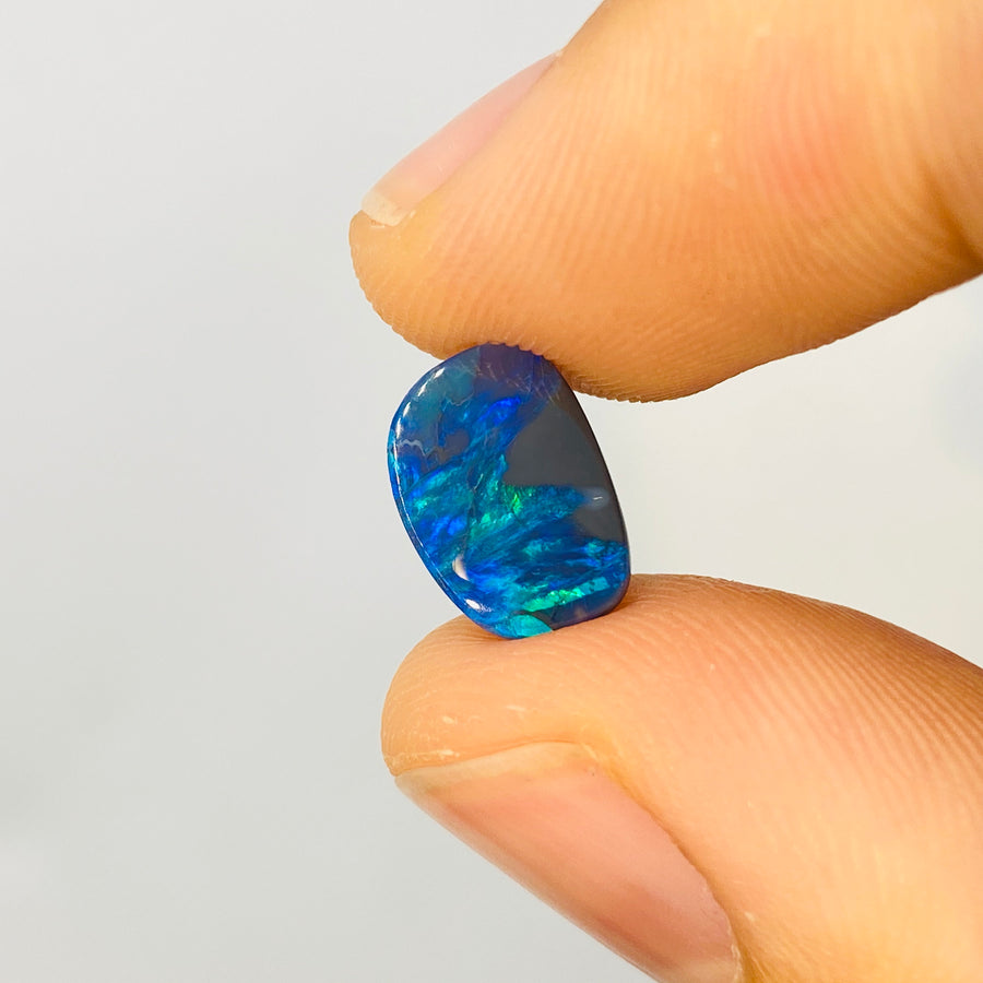 1.50 Ct Farbintensiver Grün-Blauer Schwarz Opal