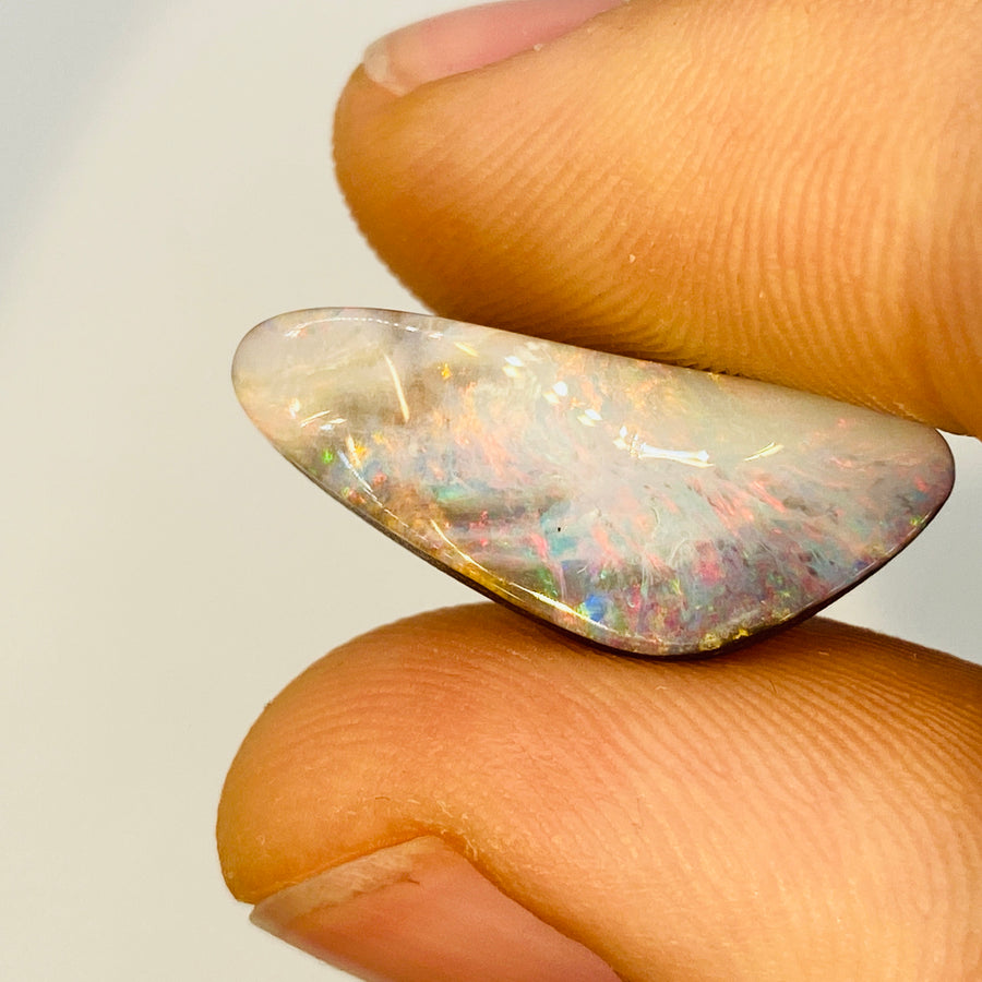 6.60 Ct mehrfarbiger freiform Boulder Opal mit tollen Farben