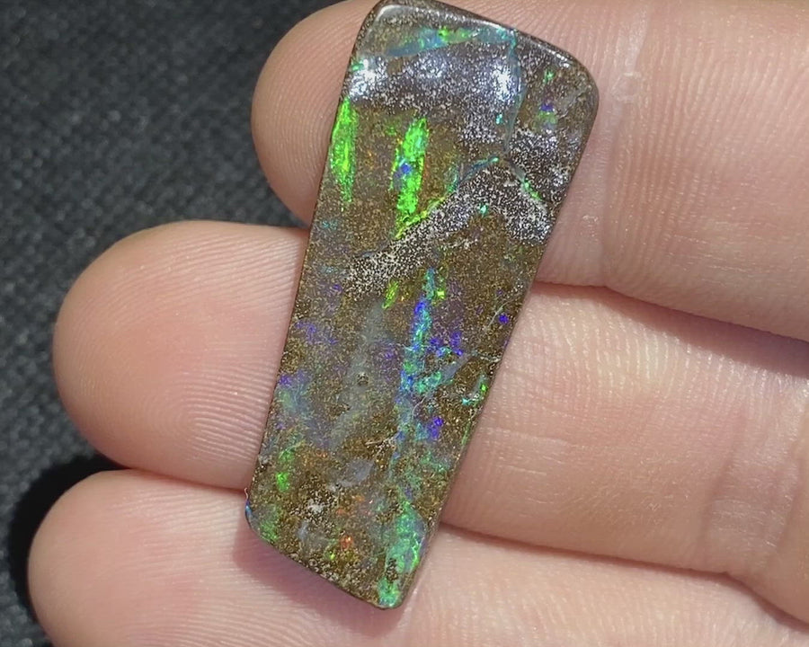 30.70 Ct Großer Rechteckiger Boulder Opal